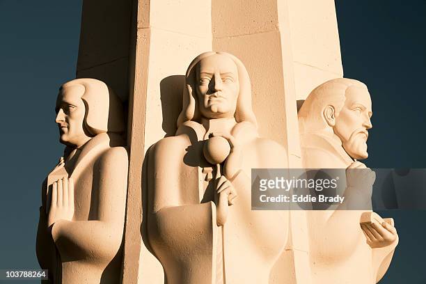 astronomers monument at griffith observatory depicting astronomers herschel, newton and kepler, from left to right. - astrónomo fotografías e imágenes de stock