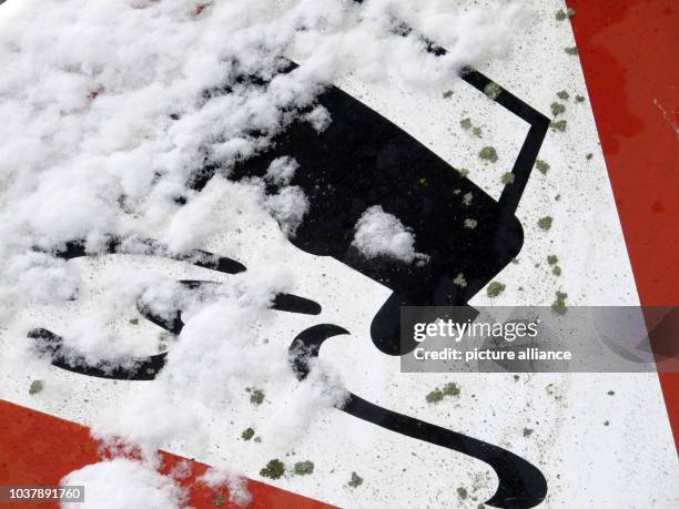 Road sign is covered with snow in Bachhausen, Hermany, 27 April 2016. Photo: Stephan Jansen/dpa | usage worldwide