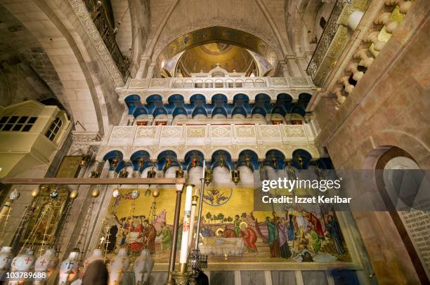 interior of church of the holy sepulchre. - church of the holy sepulchre photos et images de collection