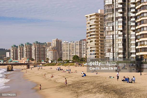 beach with high-rise apartments and hotels. - valparaíso città del cile foto e immagini stock