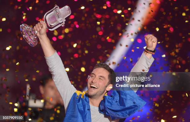 Dpatopbilder Mans Zelmerlow representing Sweden celebrates his victory at the Grand Final of the 60th Eurovision Song Contest 2015 in Vienna,...