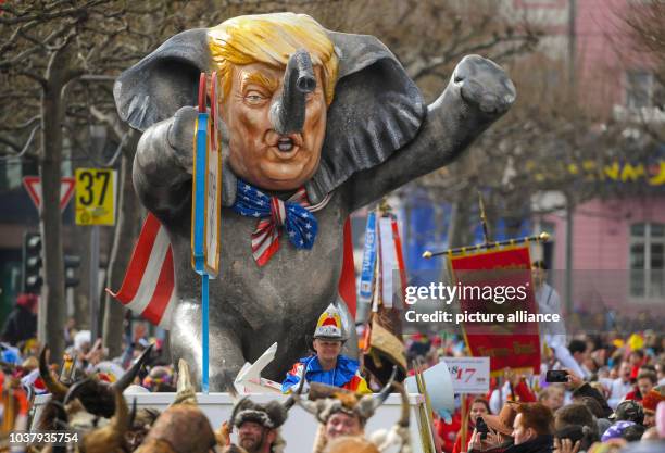 Ein Wagen mit US-Präsident Donald Trump als "Trum-pel-tier" rollt am in Mainz beim Rosenmontagszug an den Zuschauern vorbei. Foto: Andreas Arnold/dpa...