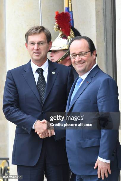 El presidente de Francia, Francois Hollande, recibe al primer ministro eslovaco, Miro Cerar, para mantener conversaciones bilaterales previas a la...