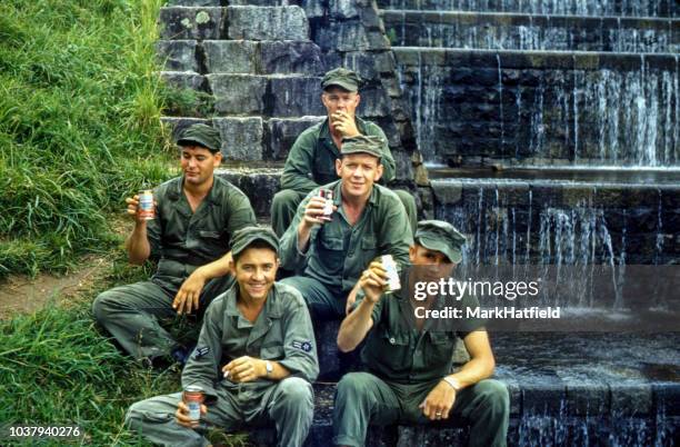 chinhae corea del sur - 1952: pose de soldados de fuerza aérea de estados unidos con la cerveza en corea del sur en la estación naval durante un permiso. - korean war fotografías e imágenes de stock