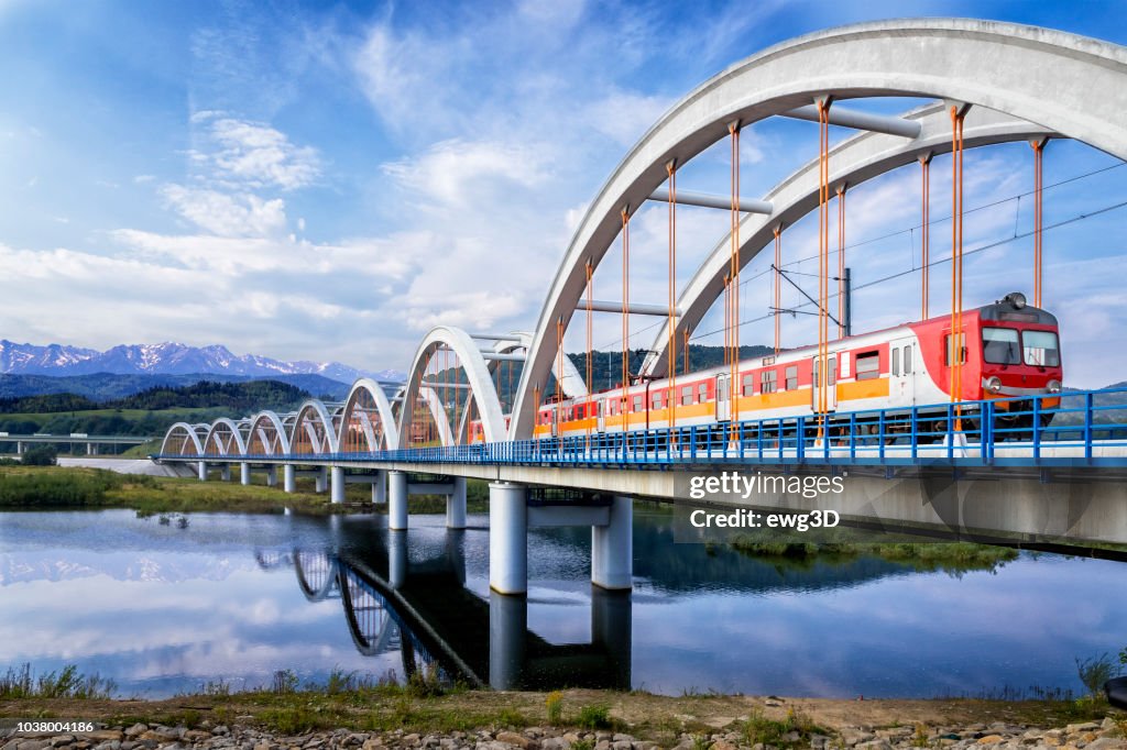 Vorort Personenzug Fahrt durch das Viadukt in Richtung der Hohen Tatra