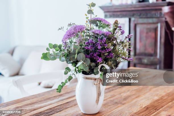 close-up image of vase with lilac flowers on a wooden table (indoors) - close up of flower bouquet stock-fotos und bilder