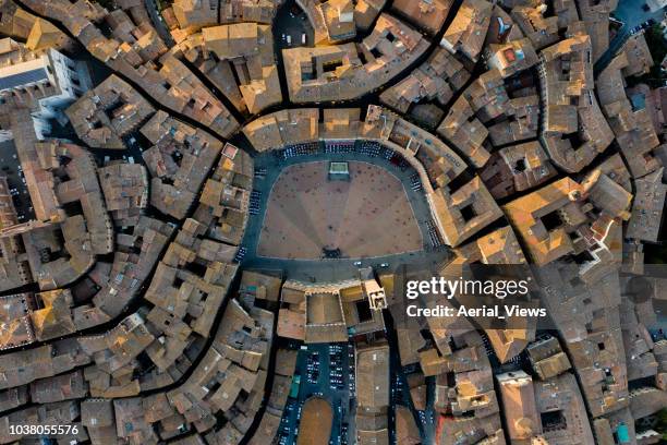 piazza del campo, siena - birds eye view - middeleeuws stockfoto's en -beelden