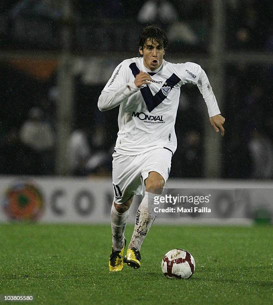 Ricardo Alvarez of Velez Sarsfield in action during a match against Banfield as part of the 2010 Copa Nissan Sudamericana on September 2, 2010 in...