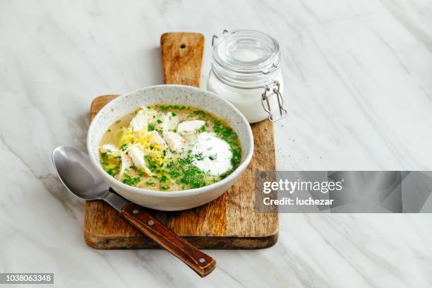 quinoa-hühnersuppe mit herby zitrone - suppenschale stock-fotos und bilder