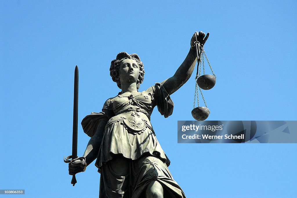 Denk mal, Justitia !