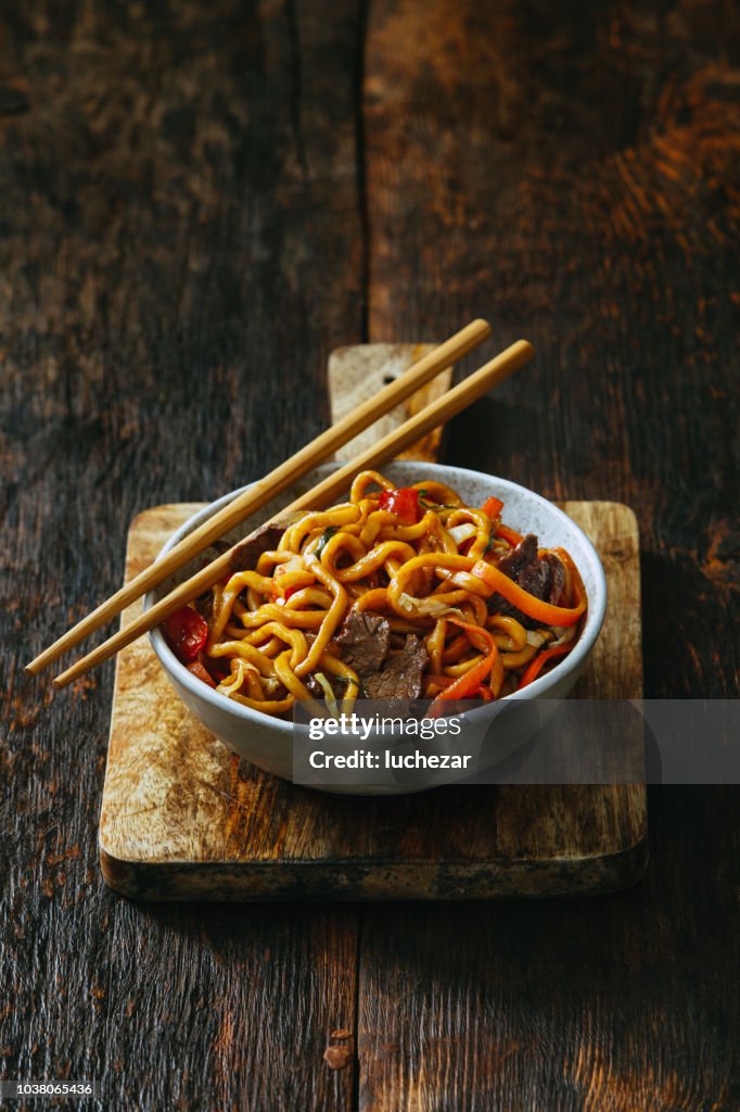 Tazón de fuente con chow mein