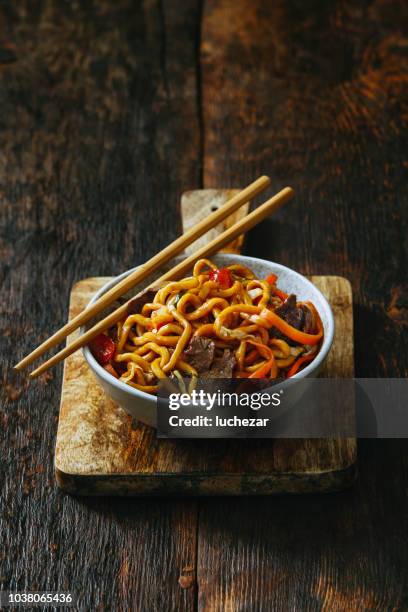 kom met chow mein - chinese noodles stockfoto's en -beelden