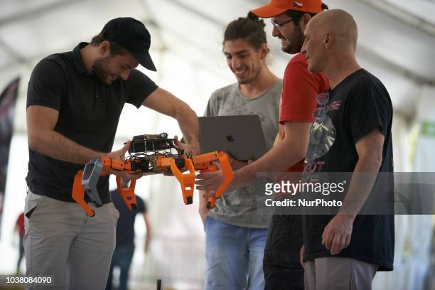 Men try to understand why their robot failed. A robots race took place in Toulouse. Machines are either cars or walking robots. They were supposed to...