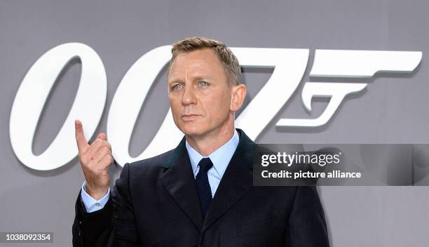 Actor Daniel Craig arrives to the Cinestar on Potsdamer Platz for the German premiere of the new James Bond film 'Spectre' in Berlin, Germany, 28...