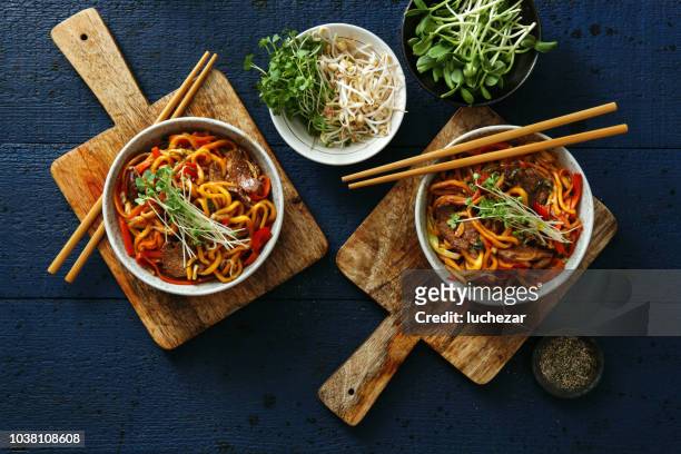 schalen mit chow mein - asiatische küche stock-fotos und bilder