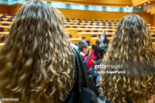 dos estudiantes jóvenes escuchan la presentación del senado - student senate stock pictures, royalty-free photos & images