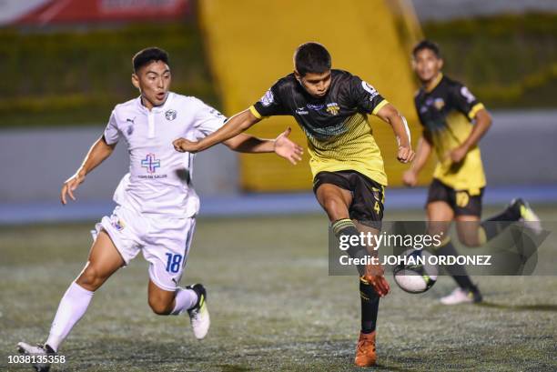 Guatemalan Petapa's juvenile player Bayron Argueta , vies for the ball with Guatemalan Comunicacione's juvenile player Oliver Diaz, during 2018...