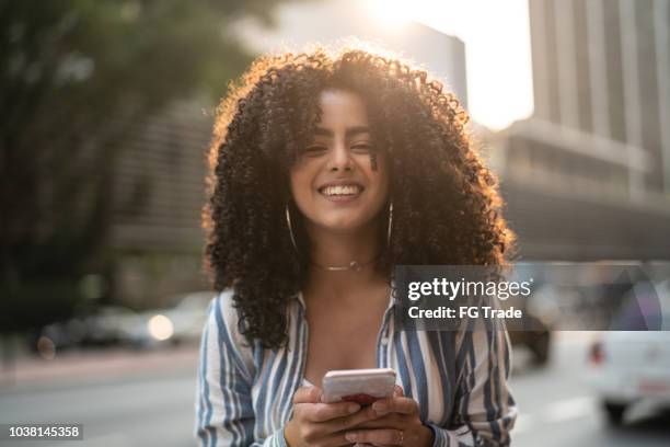 jovem garota usando mobile ao ar livre - discar - fotografias e filmes do acervo