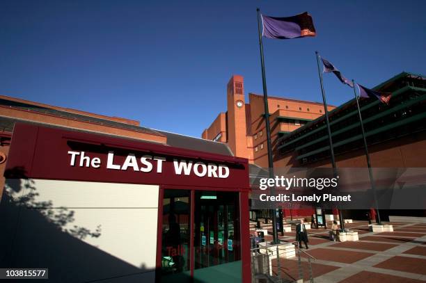 courtyard of british library. - british library stock pictures, royalty-free photos & images