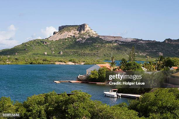 fort on headland, spaanse water, jan sofat. - insel curaçao stock-fotos und bilder