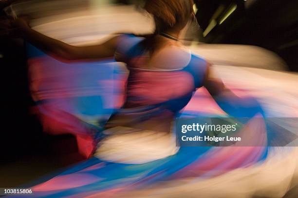 sega dancing at movenpick resort and spa. - kulturen stock-fotos und bilder