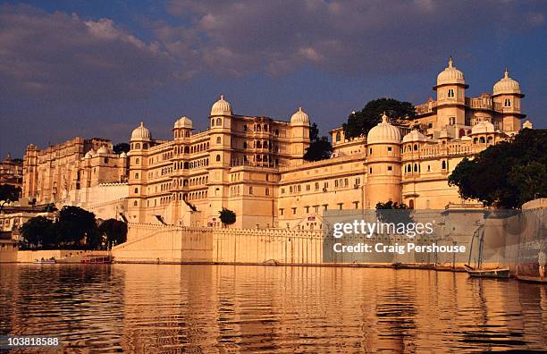 city palace on shore of lake pichola. - jaipur city palace stock pictures, royalty-free photos & images