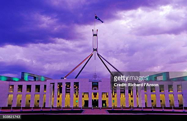 parliament house at dusk. - parlamentsgebäude regierungsgebäude stock-fotos und bilder