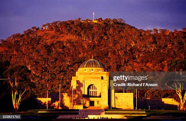 australian war memorial & mt ainslie. - mémorial de guerre photos et images de collection