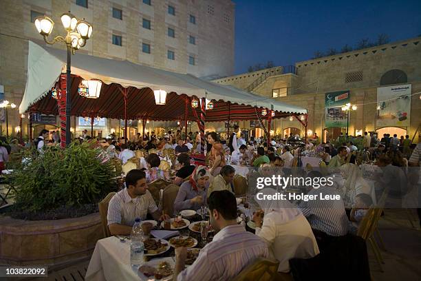 ramadan iftar buffet, sheraton aleppo hotel. - halep fotografías e imágenes de stock