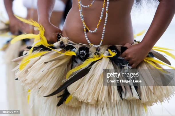 female polynesians dancing. - frans polynesië stockfoto's en -beelden