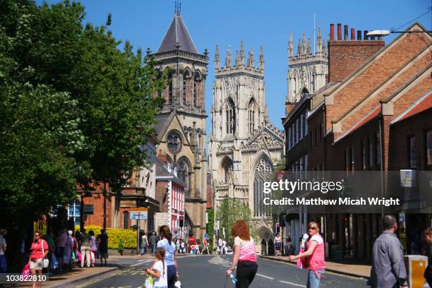 street leading down to york cathedral. - prince andrew duke of york stockfoto's en -beelden