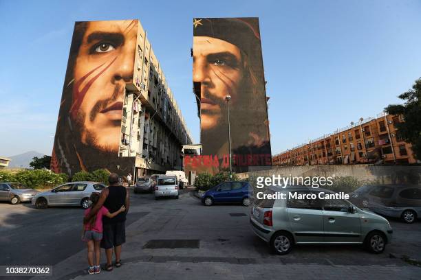 View of the giant murals, depicting the revolutionary Che Guevara, by the artist Jorit Agoch, on two buildings in San Giovanni a Teduccio, a district...