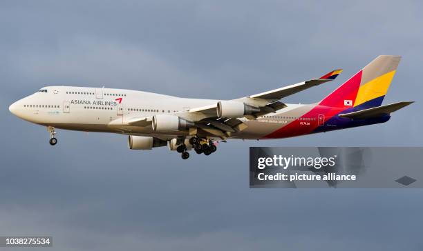 An Boeing 747-400 of Korean airlines Asiana Airlines arrives at the airport in Frankfurt, Germany, 2 February 2015. Photo: Christoph Schmidt/dpa |...
