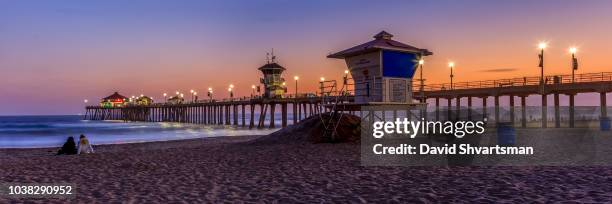 sunset at huntington beach pier - huntington-beach-californië stockfoto's en -beelden