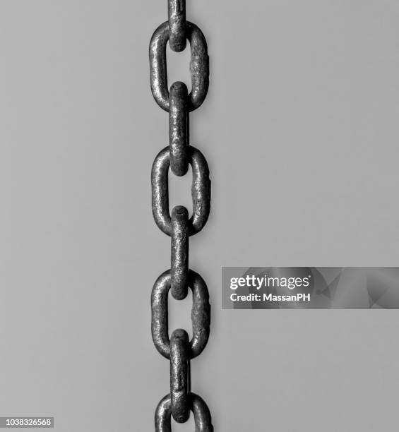 six links of an old chain - ketting stockfoto's en -beelden