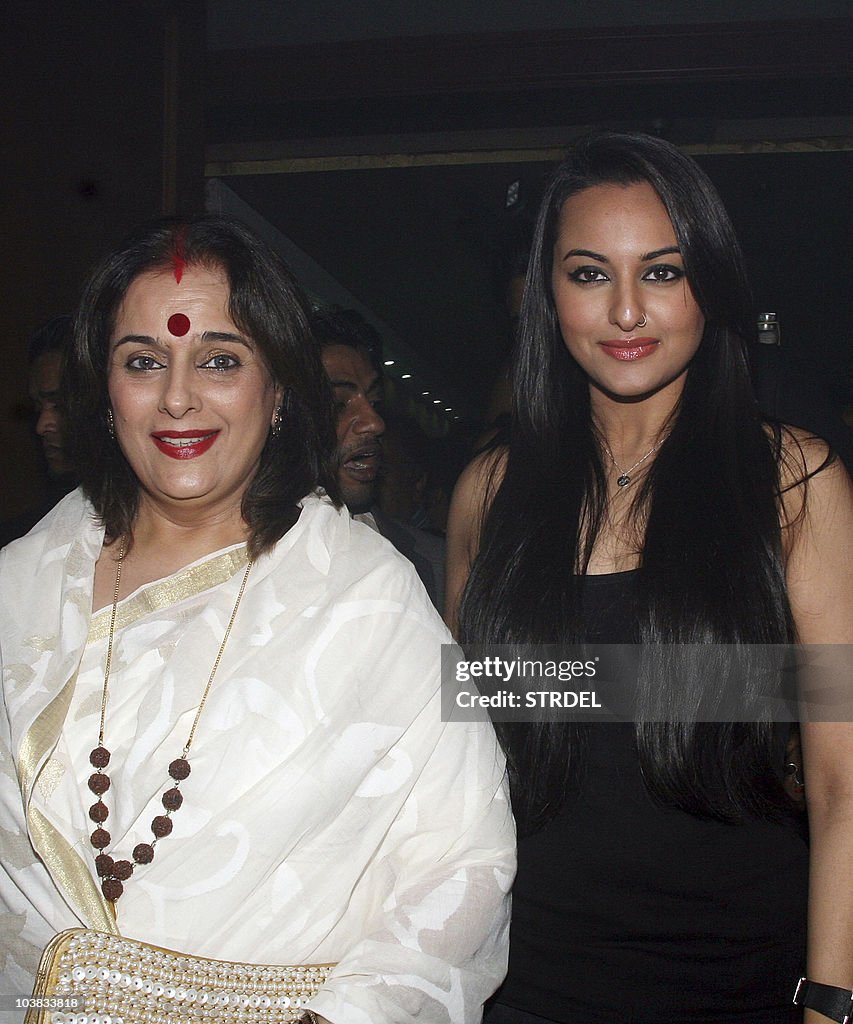 Indian Bollywood Actress Poonam Sinha Poses With Her Daughter News indian-bollywood-actress-poonam-sinha-poses-with-her-daughter-news