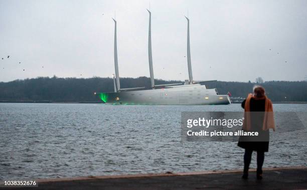 Die größte Segeljacht der Welt, 'Sailing Yacht A' , verlässt am, den Hafen von Kiel. Foto: Daniel Reinhardt/dpa | usage worldwide