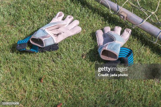 worn soccer goalkeeper sport gloves - keepershandschoen stockfoto's en -beelden