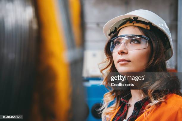 portrait d’une femme jeune belle ingénieur travaillant dans le bâtiment d’usine. - ingénieur photos et images de collection