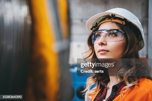 Portret van jonge mooie ingenieur vrouw die werkt in fabrieksgebouw. Portret van jonge mooie ingenieur vrouw die werkt in fabrieksgebouw.