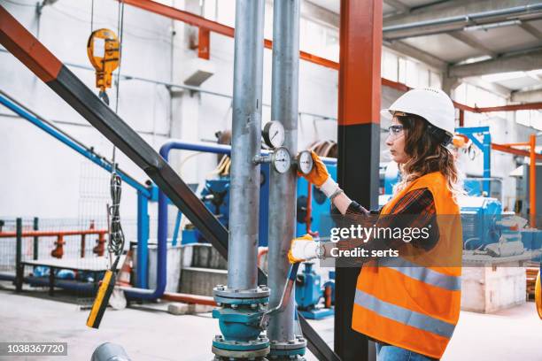 retrato de joven empresaria trabajando con válvulas de bola en fábrica - air valve fotografías e imágenes de stock