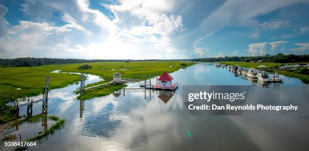 landscape view of boats, inland river near jacksonville ,fl. - amelia island florida stockfoto's en -beelden