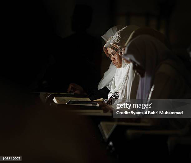 Khatm 40 Khatam Al Quran Stock Photos, High-Res Pictures, and Images - Getty ...