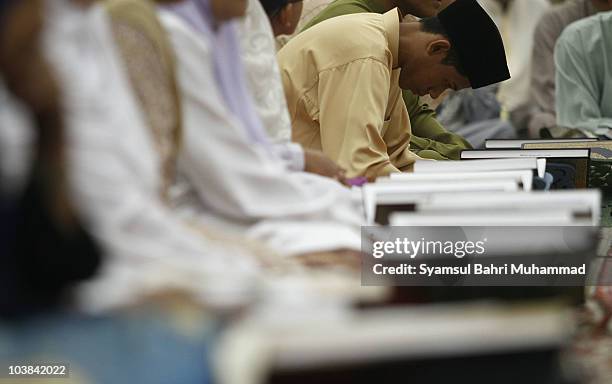 Khatm 40 Khatam Al Quran Stock Photos, High-Res Pictures, and Images - Getty ...