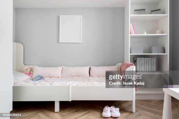 baby room - cuarto de jugar fotografías e imágenes de stock