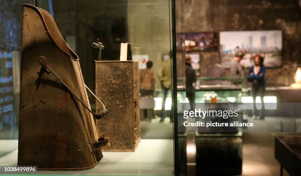 Briketts mit Kohleschütte schauen sich am im Ruhr Museum in Essen Fachbesucher an. Die Sonderausstellung "Kohle.Global" zeigt vom 15.04. Bis nicht...