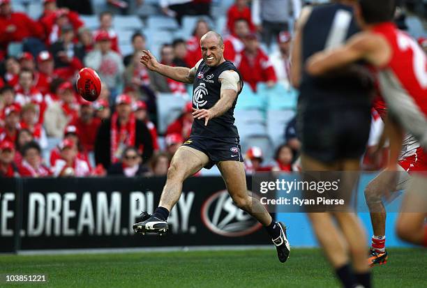 Chris Judd of Blues misses a shot on goal late in the match during the AFL First Elimination Final match between the Sydney Swans and the Carlton...