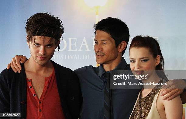 Roxane Mesquida and Gregg Araki and Thomas Dekker pose for the photo call of the movie Kabbom during the 36th Deauville American Film Festival on...