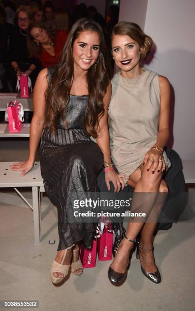Cathy Hummels und Sarah Lombardi kommen am in Berlin zu der Show des Labels Riani bei der Mercedes-Benz Fashion Week im Rahmen der Berliner...