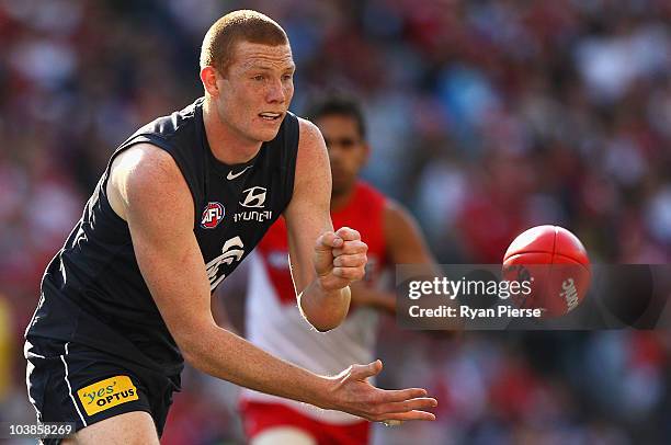 Sam Jacobs of Blues handballs during the AFL First Elimination Final match between the Sydney Swans and the Carlton Blues at ANZ Stadium on September...